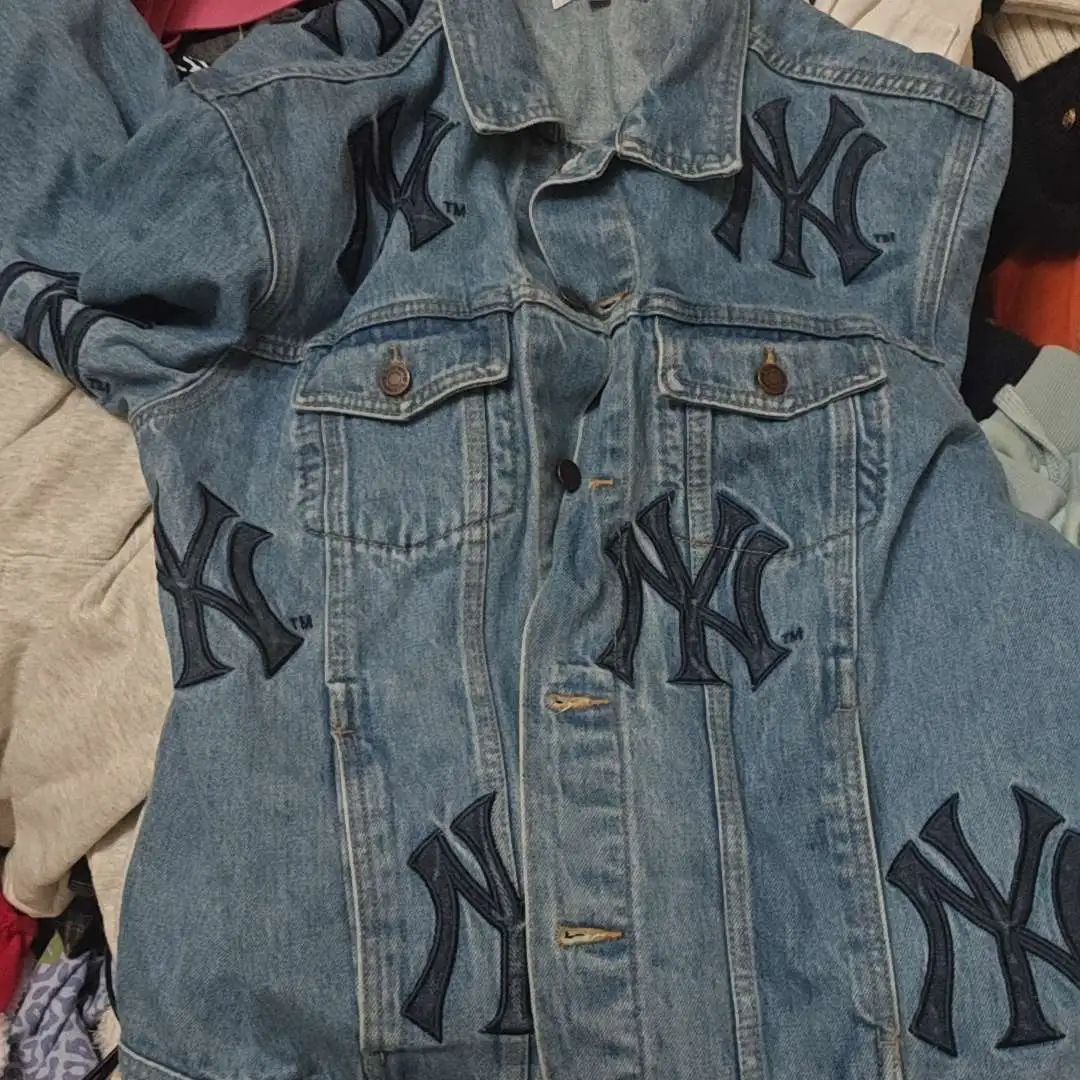 How to Spot Fake：Supreme Yankees Jacket - POIZON