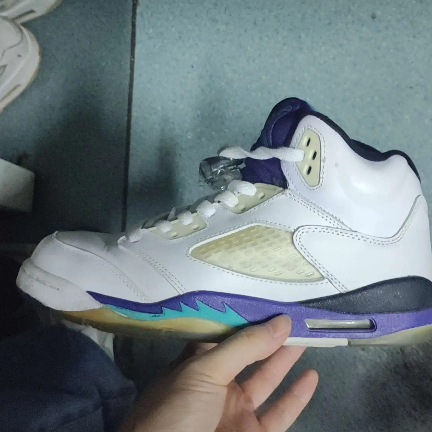 Jordan 5 2013 Grape：Real vs Fake Guide - POIZON