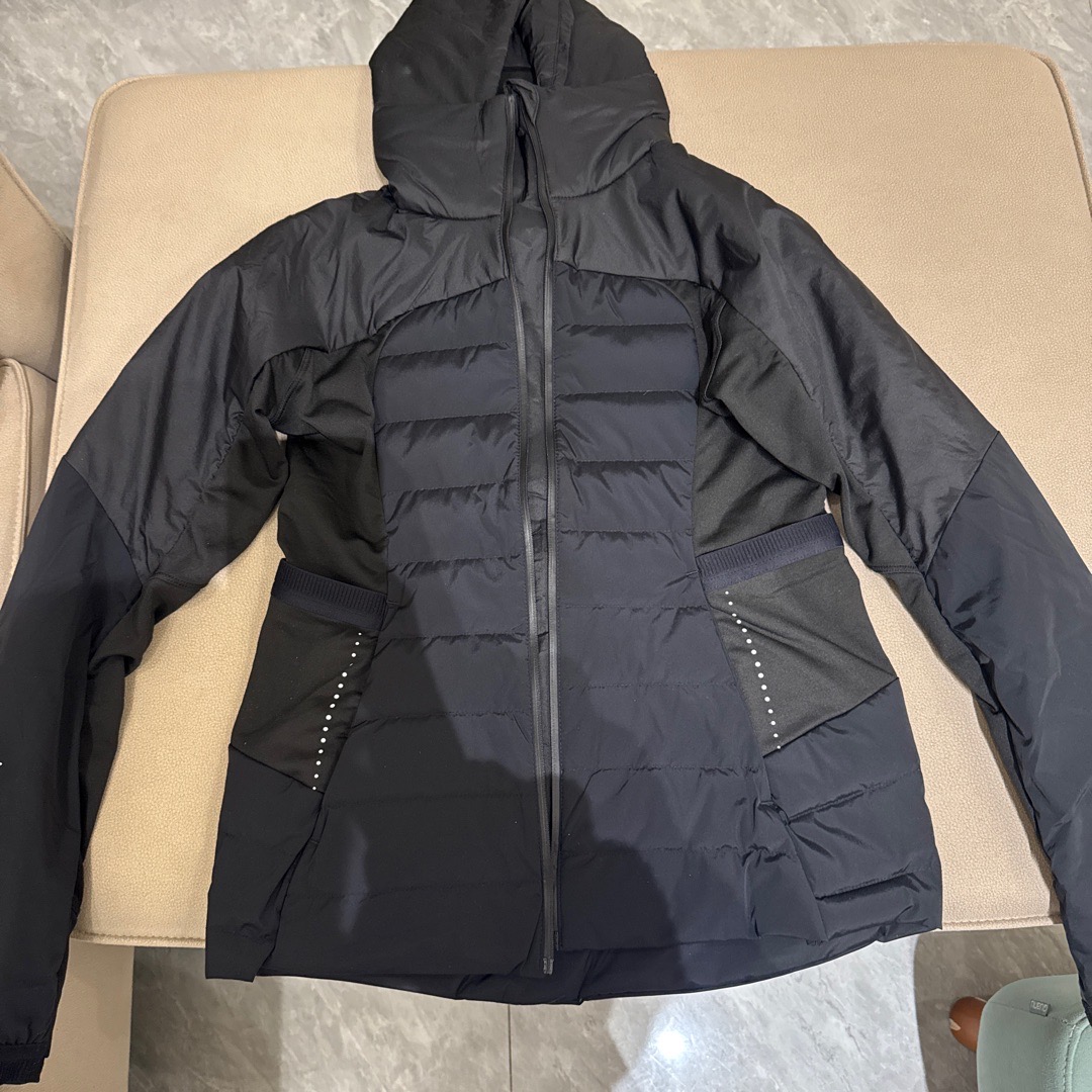 Real vs Fake：Down for It All Lululemon Jacket Authenticity Check