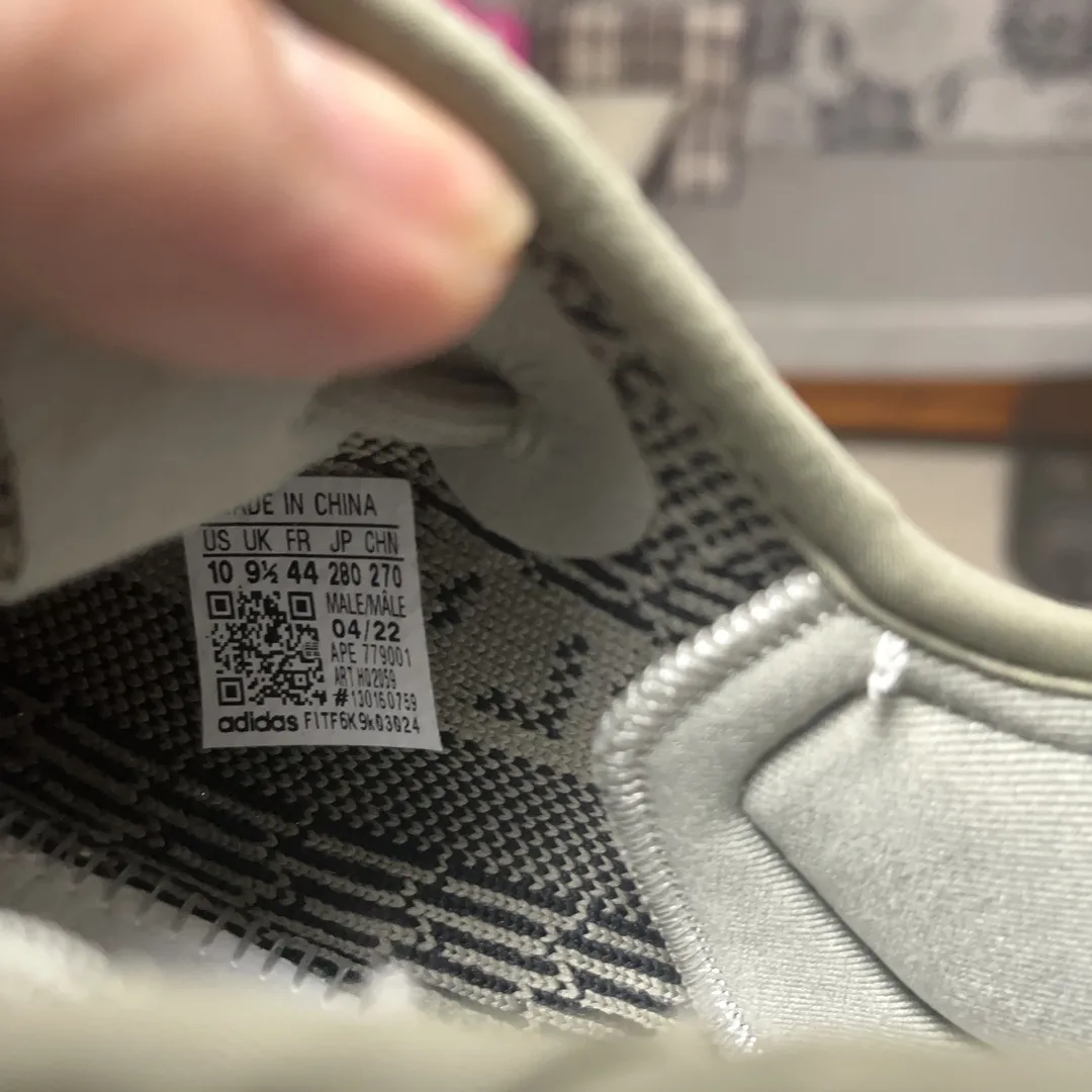 Adidas Yeezy Boost 350 V2 Granite：Authentic vs Fake Guide  display picture 2