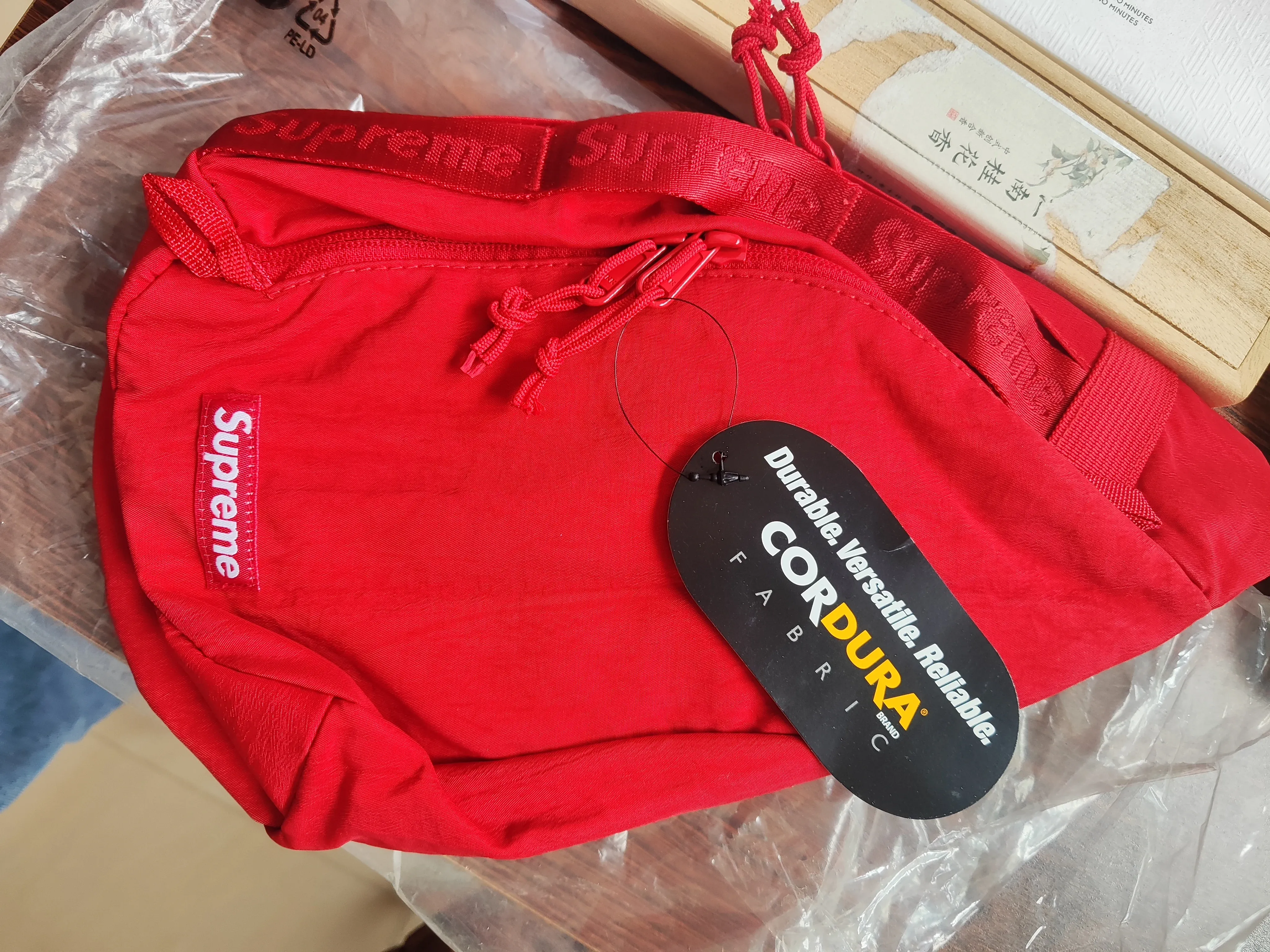 How to Spot Fake：Supreme Bag Duffle - POIZON