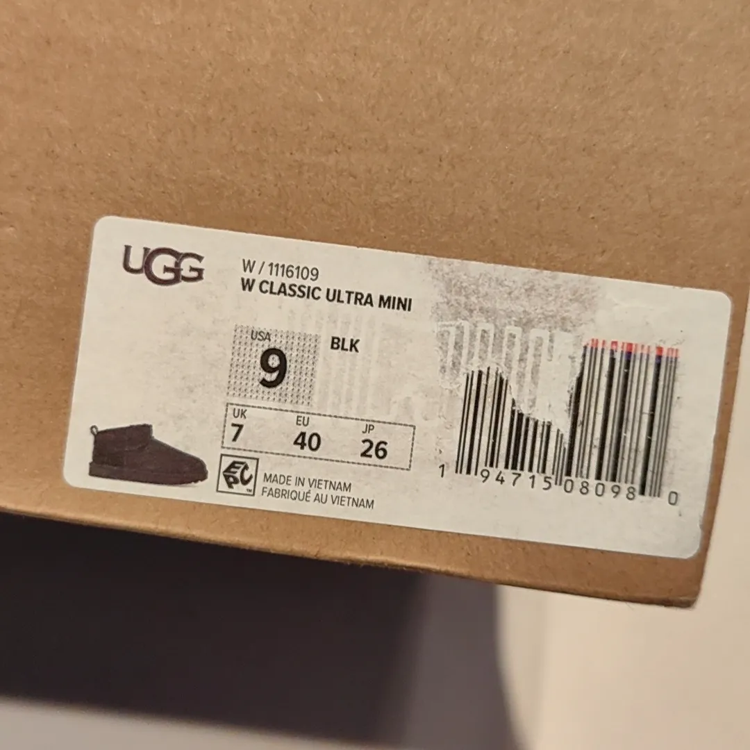 How to Spot Fake：Black Uggs Boots Mini Authenticity Check  display picture 3