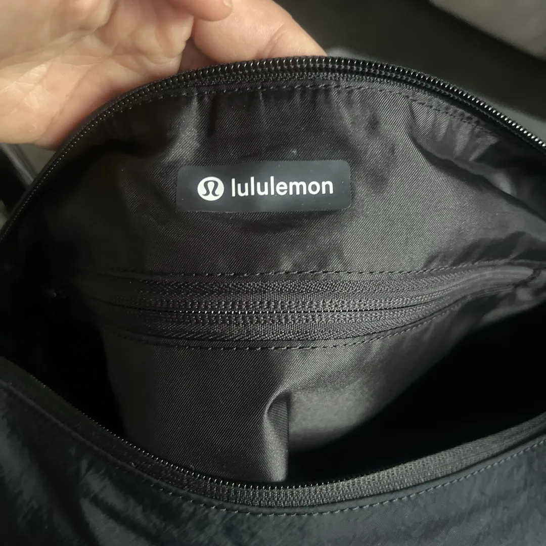How to Spot FakeLululemon Christmas Bag Authenticity Check - POIZON How to Spot FakeLululemon Christmas Bag Authenticity Check - POIZON