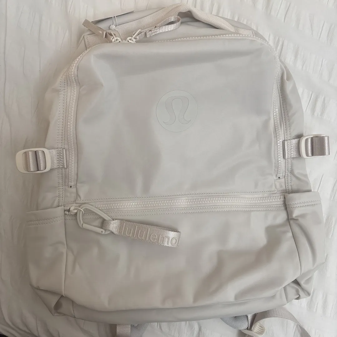 lululemon half moon bag lululemon athletica Compact Half-Moon Crossbody Bag-2L