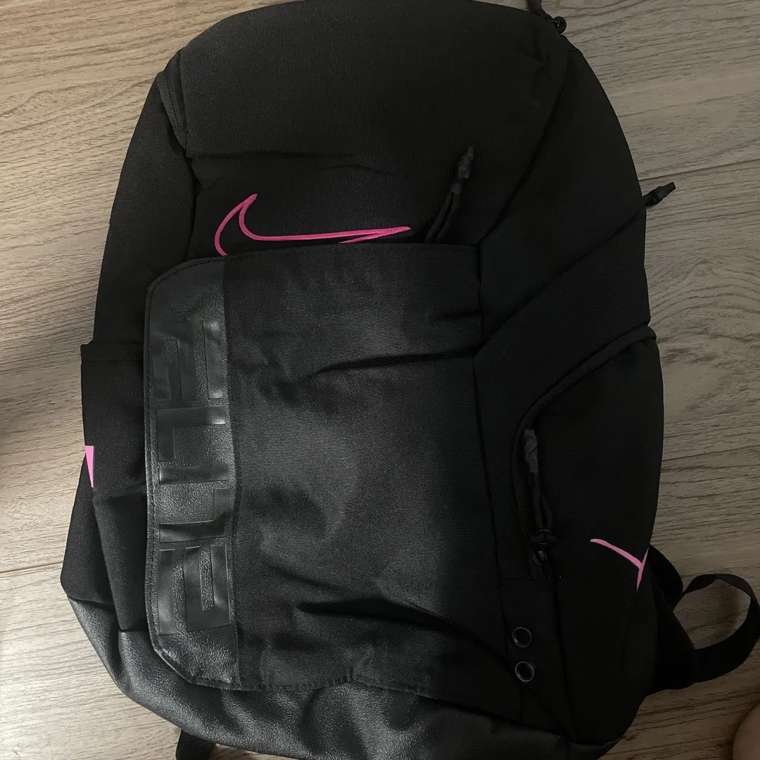 Nike Hoops Elite Backpack Black PinkAuthentic vs Fake Guide - POIZON Nike Hoops Elite Backpack Black PinkAuthentic vs Fake Guide - POIZON
