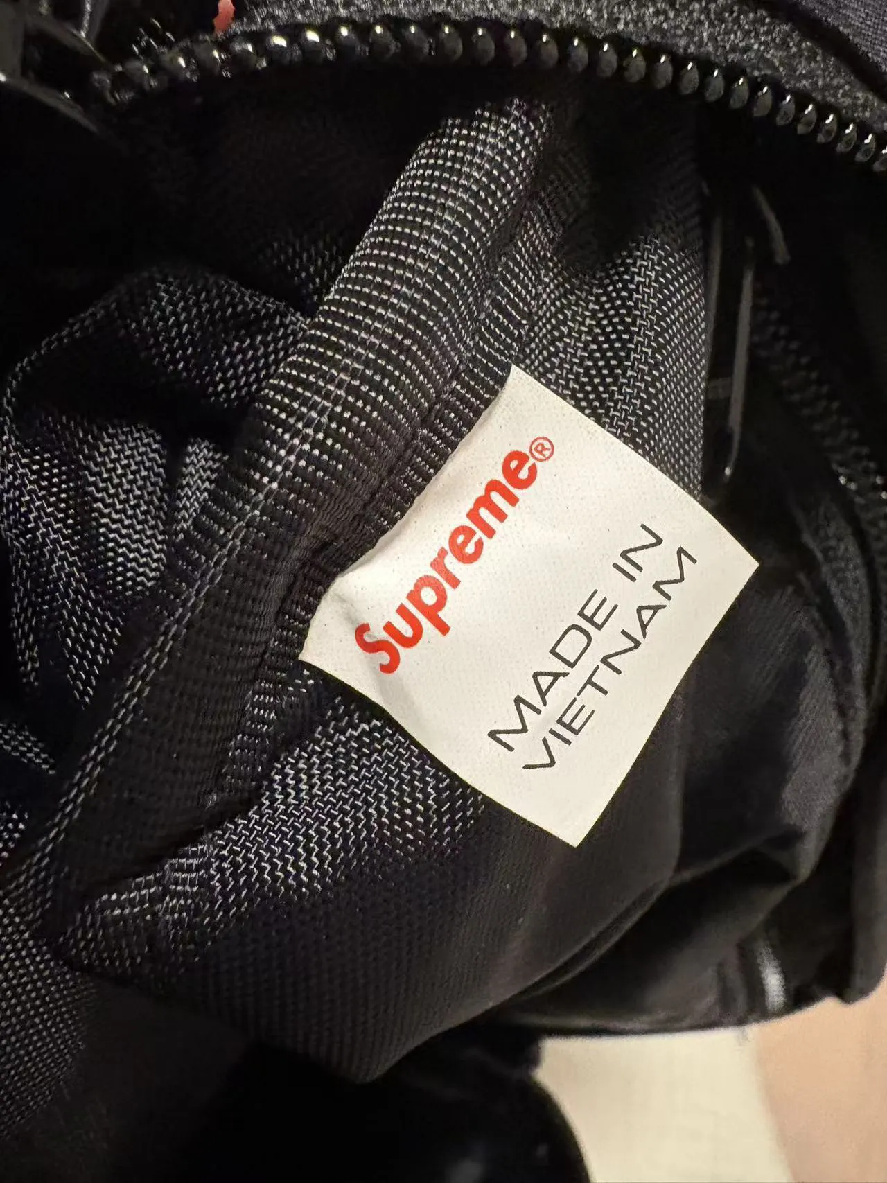 How to Spot Fake：Supreme Bag Duffle - POIZON