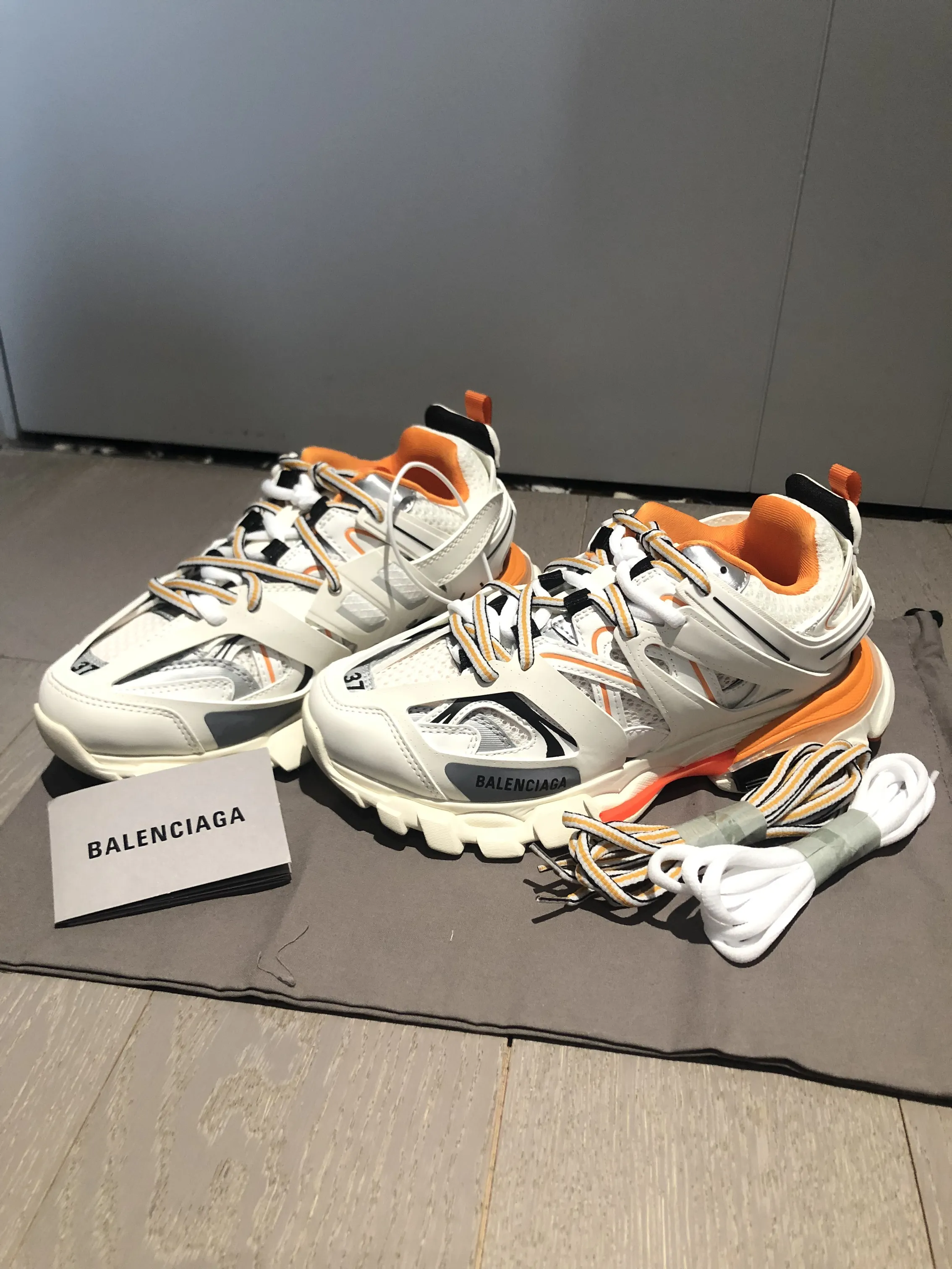 Balenciaga Track White Orange：How to Spot Fakes (2025) - POIZON