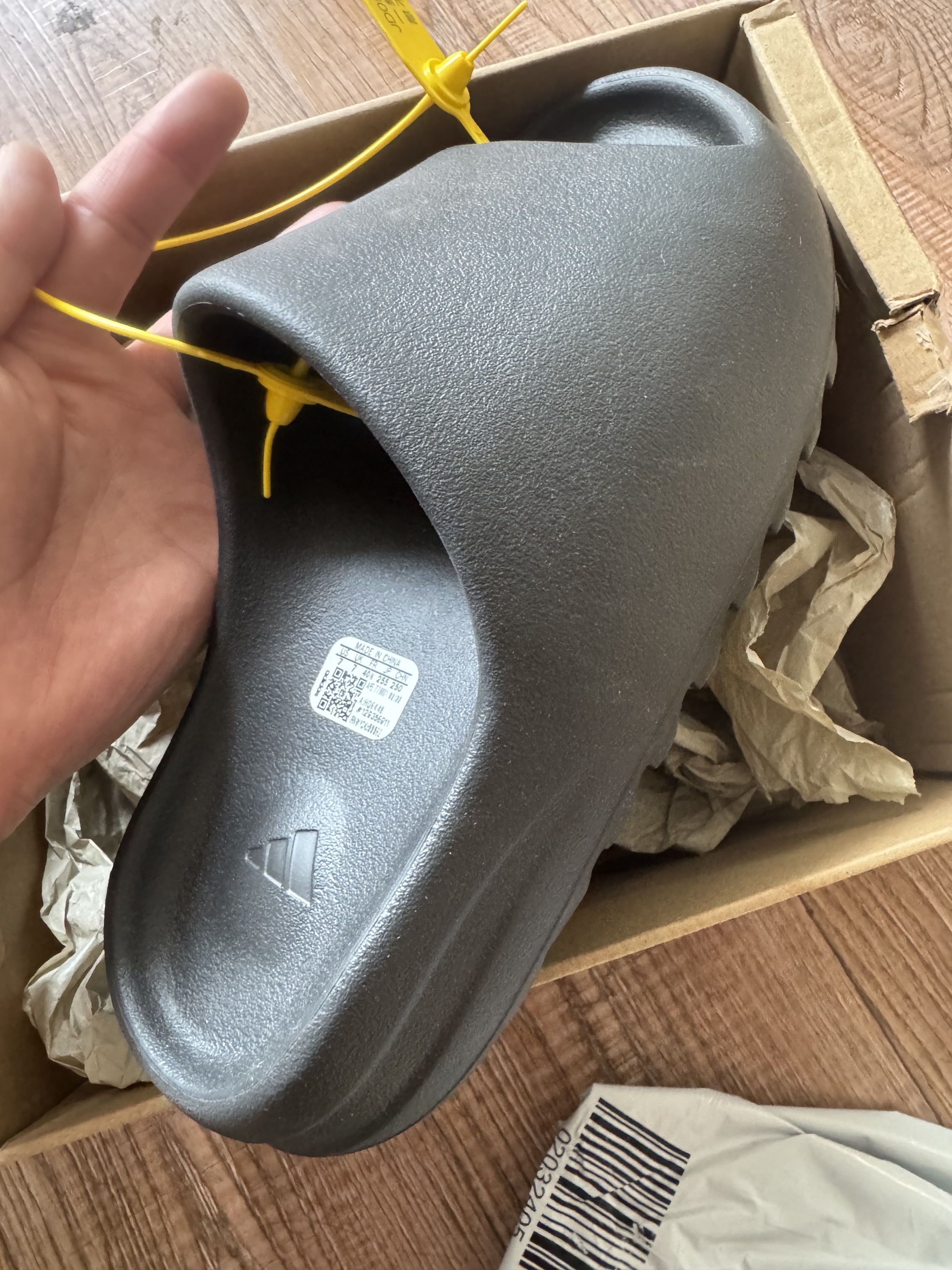Men Yeezy Slide Authenticity Check：Key Points to Check - POIZON