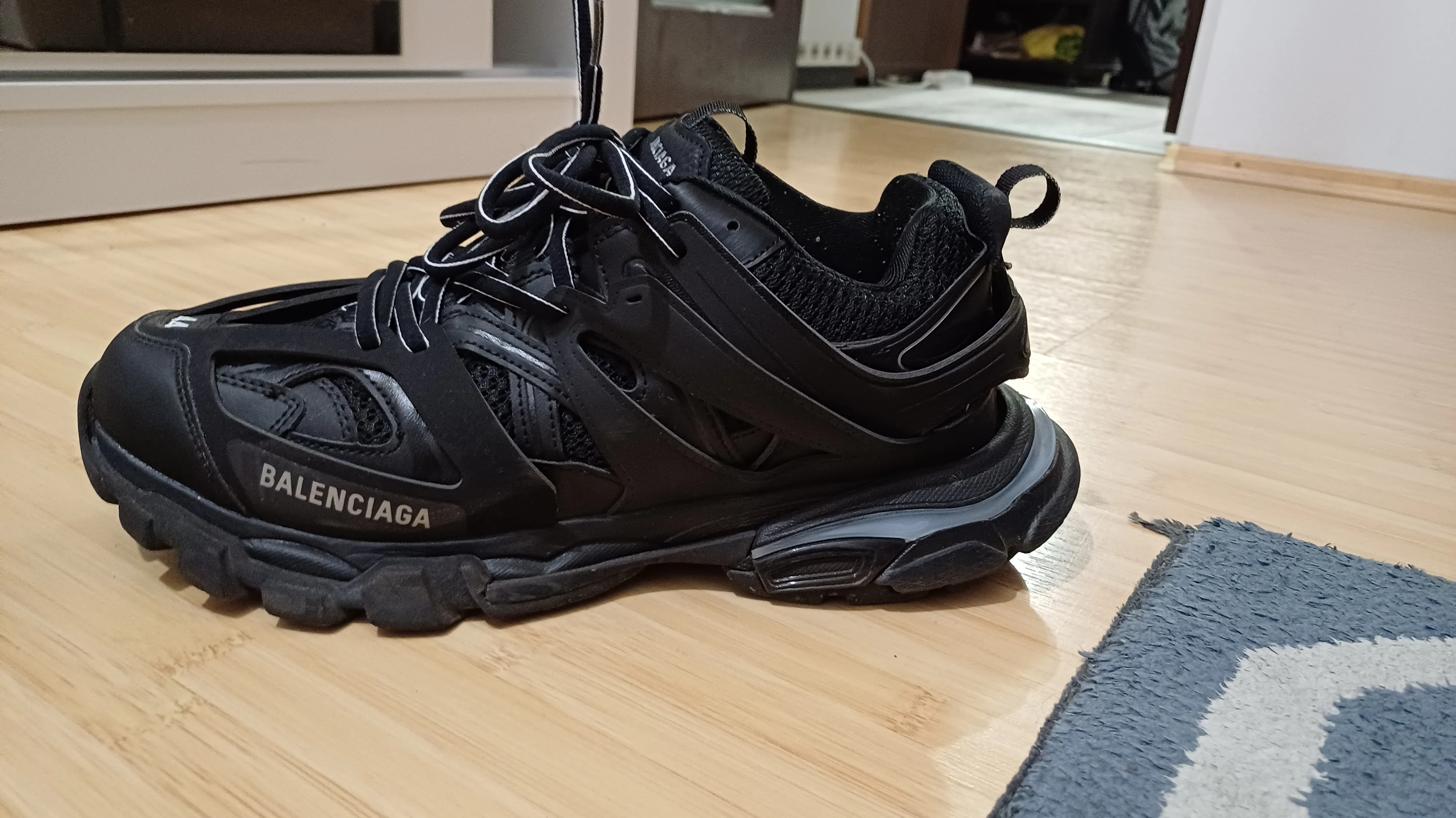 Black Balenciaga Track Sneakers：How to Spot Fakes (2025) - POIZON