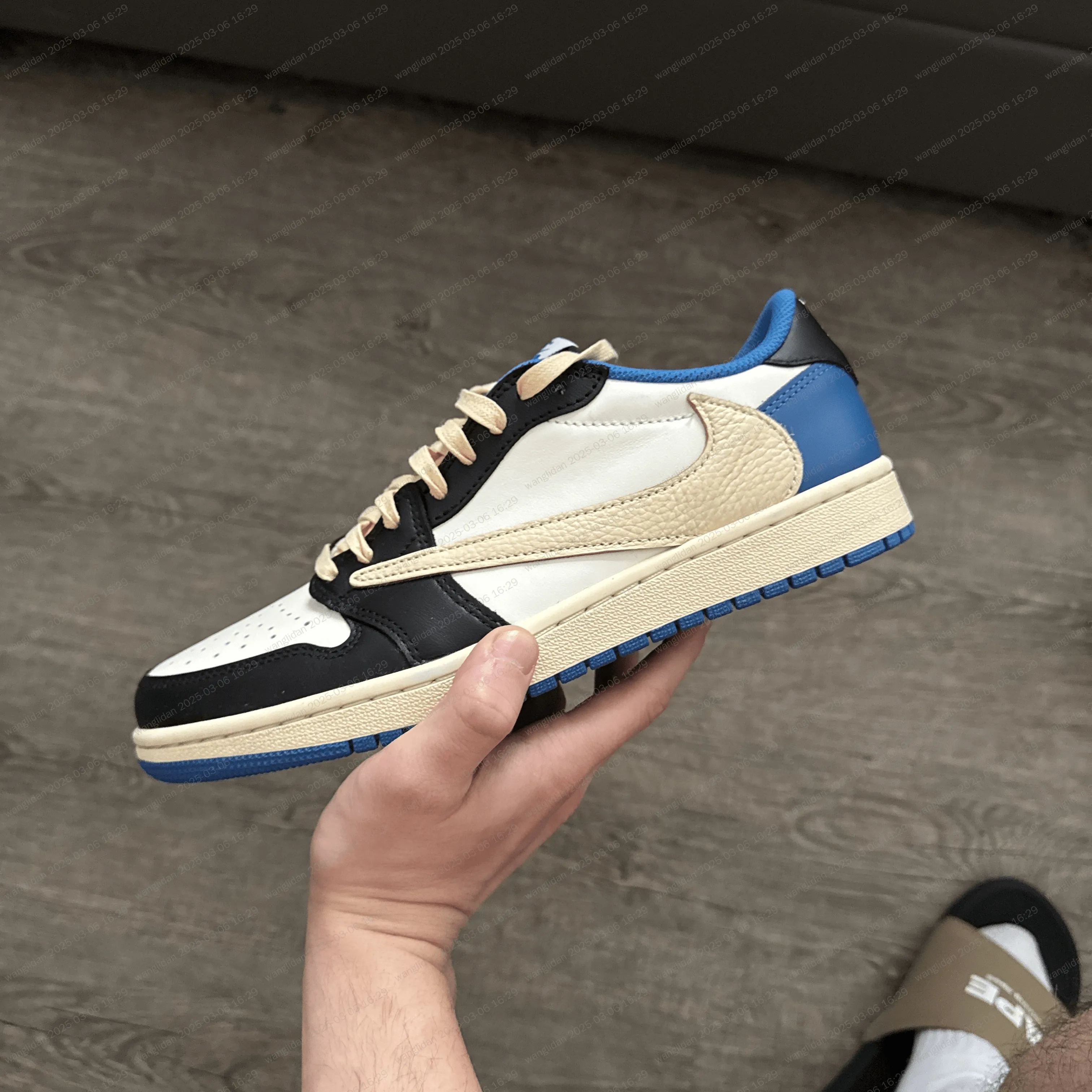 How to Spot Fake:Jordan 1 Low Mocha Travis Scott - POIZON How to Spot Fake:Jordan 1 Low Mocha Travis Scott - POIZON